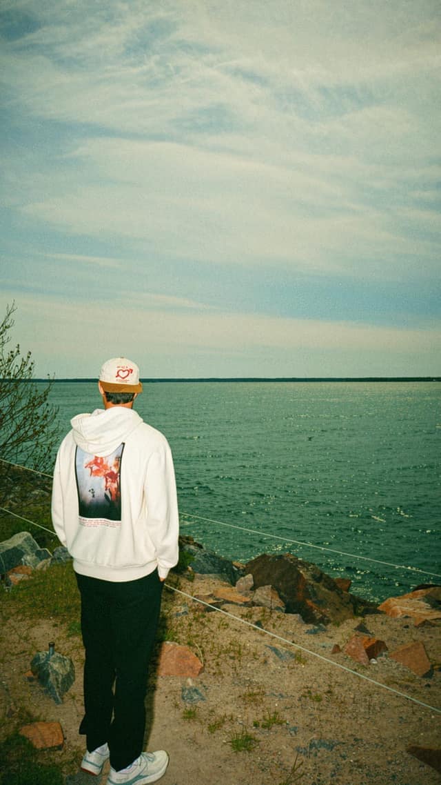 Vid havet i vit hoodie